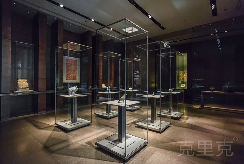多哈伊斯蘭藝術(shù)博物館獨(dú)立式全景玻璃展柜樣式