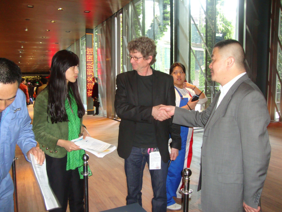 世博會法國館藝術總監克里克董事長握手合作洽談