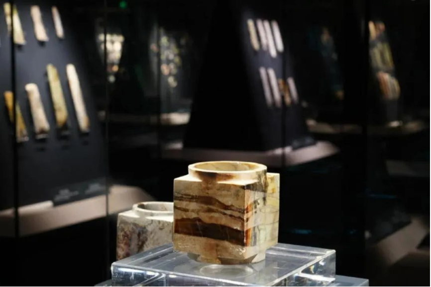 看到這張照片,你是不是以為玉琮在“裸展”?沒錯(cuò),確實(shí)像。但它真的沒有裸展 看到這張照片,你是不是以為玉琮在“裸展”?沒錯(cuò),確實(shí)像。但它真的沒有裸展