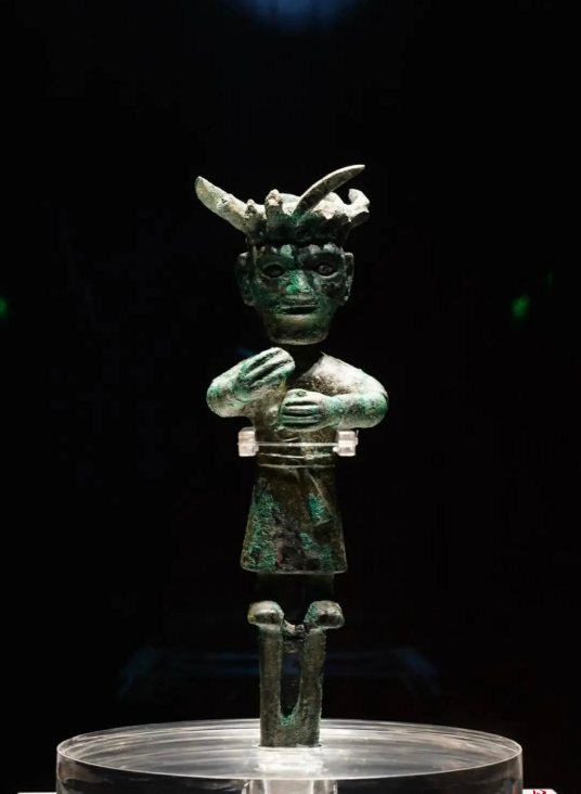 改造后的青銅立人展柜 改造后的青銅立人展柜