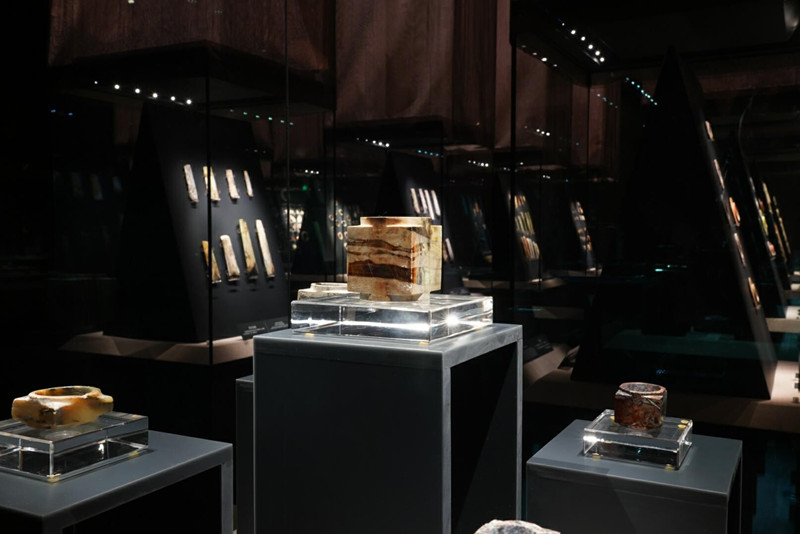 玉石展柜區(qū),因?yàn)榈头床AУ募映郑@通透 玉石展柜區(qū),因?yàn)榈头床AУ募映郑@通透